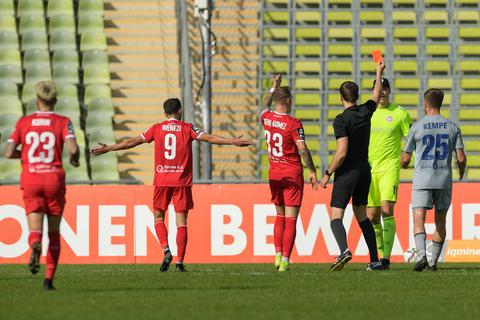 Eine Schlüsselszene: SVWW-Keeper Florian Stritzel sieht die Rote Karte. Es ist im Spiel bei Türkgücü München die zweite gegen die Hessen.  Foto: imago