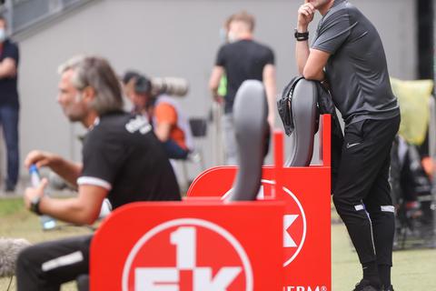 Grübeln um die richtige Aufstellung: FCK-Trainer Marco Antwerpen muss seine Mannschaft gleich auf mehreren Positionen umstellen und kann gegen den SV Wehen Wiesbaden nur auf einen kleinen Kader zurückgreifen. Foto: René Vigneron