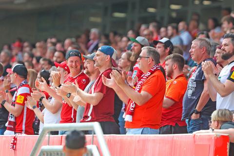 Für ihre ordentliche Leistung wurden die Roten Teufel im Anschluss an das 0:0 gegen Braunschweig mit Applaus von den Fans verabschiedet.  Foto: René Vigneron 