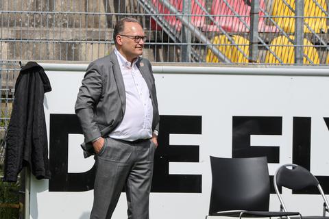 SVWW-Geschäftsführer Nico Schäfer (hier beim jüngsten Spiel in Elversberg) muss derzeit noch zweigleisig planen. 