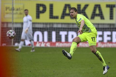 Florian Carstens hat seinen Vertrag beim SV Wehen Wiesbaden bis 2025 verlängert.