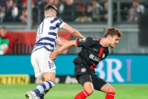 Mittelfeld, rechte und linke Außenbahn: SVWW-Allrounder Gino Fechner (rechts, hier im Spiel gegen den MSV Duisburg) hat dank seiner Flexibilität in dieser Saison auch schon auf ungewohnten Positionen ausgeholfen.