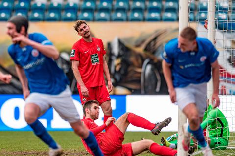 Während Rostock zum Feiern losstürmt, überwiegt beim 1. FC Kaiserslautern in der Nachspielzeit mal wieder der Frust. Foto: imago/Voelker 