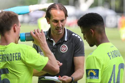 Rüdiger Rehm will seine Spieler im vierten Saisonspiel zum ersten Sieg coachen. Foto: René Vigneron