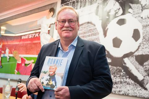 Im März 2019 stellte Ronnie Hellström noch in Kaiserslautern seine Biografie vor. Nun hat er seit längerem keine Termine mehr wahrgenommen. Grund ist eine schwere Erkrankung.  Foto: Oliver Dietze/dpa