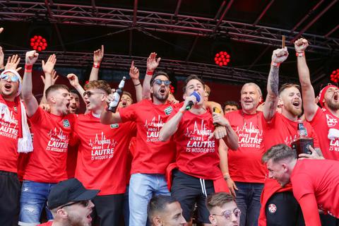 Aufstiegsfeier des 1. FC Kaiserslautern auf dem Stiftsplatz der Stadt. Die Mannschaft feiert mit den Fans den Aufstieg in die 2. Bundesliga.  Foto: Michael Schmitt/dpa