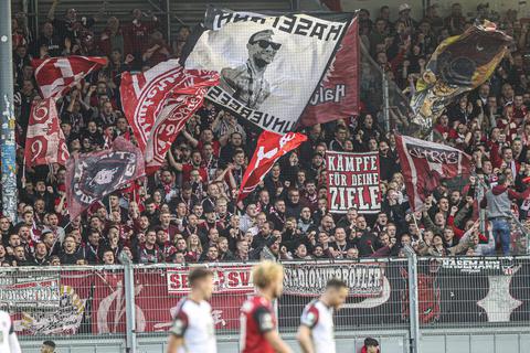Die FCK-Fans beim Auswärtsspiel gegen den SV Wehen Wiesbaden.   Foto: René Vignéron