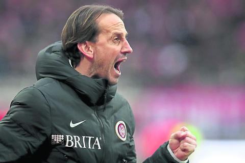 Unter Strom: SVWW-Chefcoach Rüdiger Rehm hat den Zweitliga-Verbleib keineswegs abgeschrieben.Archivfoto dpa: 