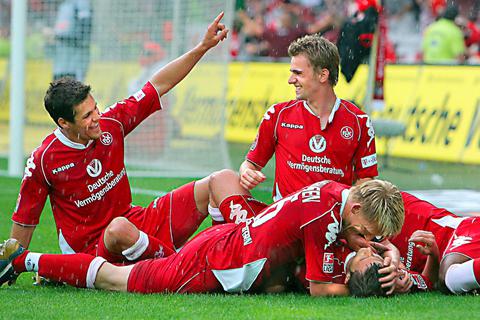 Das "Herzblut-Finale": 2008 holte der FCK in der Zweiten Liga einen Acht-Punkte-Rückstand in den letzten sechs Spielen auf und rettete sich mit einem 3:0-Sieg am letzten Spieltag gegen Köln. 2010 ging es dann sogar zurück in die Bundesliga. Archivfoto: dpa 
