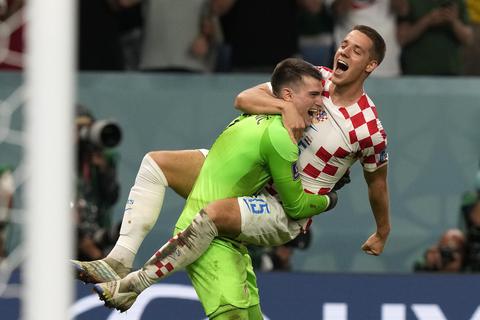Mario Pasalic (rechts) und Torwart Dominik Livakovic jubeln nach dem entscheidenden Elfmeter.