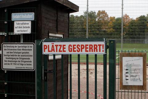 In der Bezirksliga Nord gibt es nur wenig Fußball zu sehen. Kurzfristig ruht der Ball auch in Klein-Winternheim. Foto: hbz/Jörg Henkel