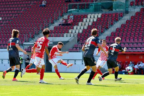 Dominik Wanner (Mitte) wechselte vom Bruchweg zu den Offenbacher Kickers.