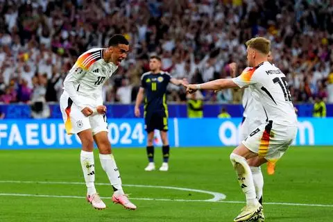 Deutschlands Jamal Musiala (l) feiert sein Tor zum 2:0 mit Maximilian Mittelstädt. 