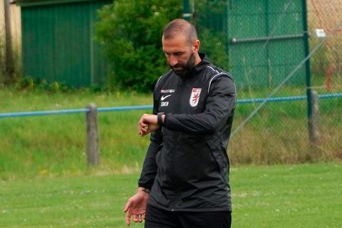 Solange dauert's noch bis Dortmund? FCG-Trainer Daniyel Cimen.  Foto: PeB 