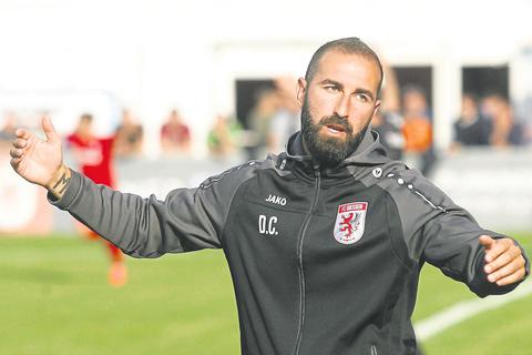 Nur nicht hadern: Trainer Daniyel Cimen hofft in der nächsten Saison auf so einige Erfolgserlebnisse für seinen FC Gießen. Foto: Ben 