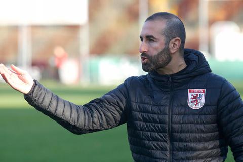 Mit seinem Team gefordert: Daniyel Cimen, Trainer des FC Gießen. Foto: Ben 