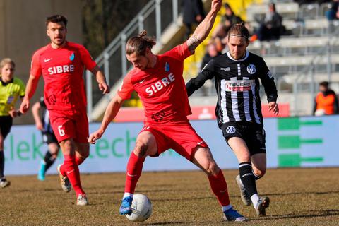Vergibt nach 20 Minuten die dicke Führungschance: Steinbachs Dennis Chessa, der hier vor dem Aalener Kolja Herrmann am Ball ist. Doch am Ende steht auf der Ostalb der nächste Erfolg der Haigerer zu Buche. Foto: Björn Franz 
