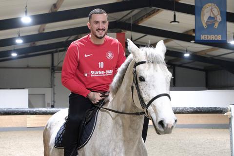 Neuer „Löwe” hoch zu Ross: Sercan Sararer macht beim Jahres-Aufgalopp des Fußball-Regionalligisten KSV Hessen Kassel erstmal Bekanntschaft mit einem Pferd.
