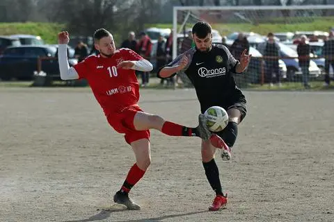 Fußball, A-Klasse, Rhenania Rheindürkheim (rot) – Ataspor Worms (schwarz).  (fussball.de ist ausgefallen :((() Timo Widder (rot), Furkan Altun.
Foto: Christine Dirigo/ pakalski-press
