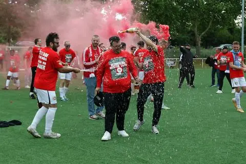 Die Spiele des TuS Neuhausen, hier bei der Landesliga-Aufstiegsfeier in der vergangenen Saison, sind in der Regel gut besucht. Die meisten Zuschauer der Liga stehen jedoch in der Pfalz am Spielfeldrand.