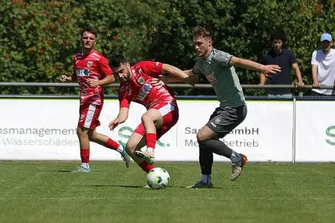 Fußball, Sat-Cup 2025 in Pfeddersheim, die Finalspiele, VfR Wormatia Worms (rot) – FC Arminia 03 Ludwigshafen (schwarz). Kaan Özkaya (rot), Bastian Hommrich. 
Foto: Christine Dirigo/ pakalski-press