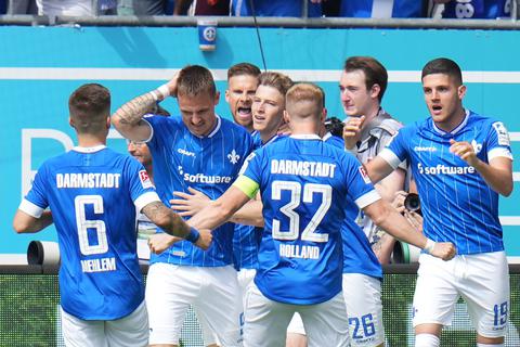 Darmstadts Tim Skarke (Mitte) feiert das 1:0 mit Team und Fans. Foto: dpa/ Thomas Frey