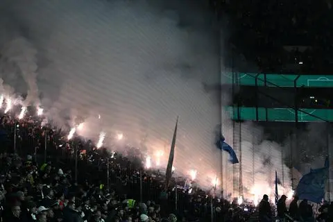 Unterstützung: 5100 Lilien-Fans waren es offiziell – es dürften jedoch ein paar mehr gewesen sein beim Pokalspiel in Frankfurt.