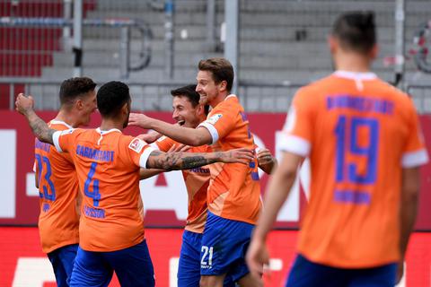 Letztes Spiel für die Lilien: Immanuel Höhn (Nummer 21) lässt sich für sein 3:1 von den Kollegen feiern. Foto: Kevin Voigt/Jan Hübner