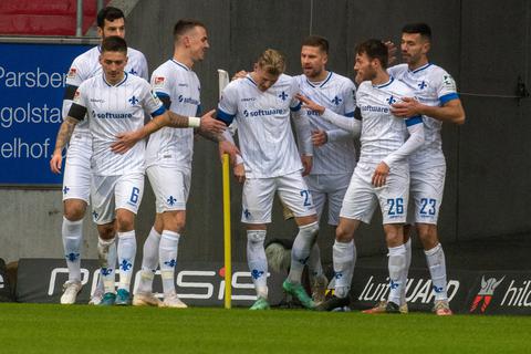 Darmstadts (l-r) Luca Pfeiffer, Marvin Mehlem, Tim Skarke, Philipp Tietz, Tobias Kempe, Matthias Bader und Klaus Gjasula jubeln nach dem 0:1.  Foto: Stefan Puchner/dpa 