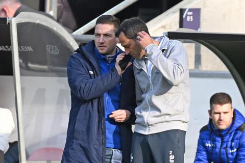 In regem Kontakt mit Cheftrainer Torsten Lieberknecht waren am vergangenen Sonntag Teammanager Michael Stegmayer (links) und Athletiktrainer Kai Peter Schmitz, der Lieberknecht nach dessen Corona-Infektion vertrat. Foto: Jan Hübner