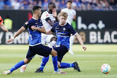Zeigte gegen Sandhausen bis zu seiner Auswechslung eine überzeugende Vorstellung: Lilien-Verteidiger Clemens Riedel (rechts, hier zusammen mit Klaus Gjasula im Duell mit Sandhausens David Kinsombi.  Foto: dpa
