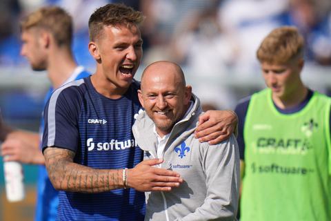 Pure Emotion: Lilien-Trainer Torsten Lieberknecht feiert nach dem 1:0 gegen Dynamo Dresden mit Phillip Tietz.   Foto: dpa Foto: dpa