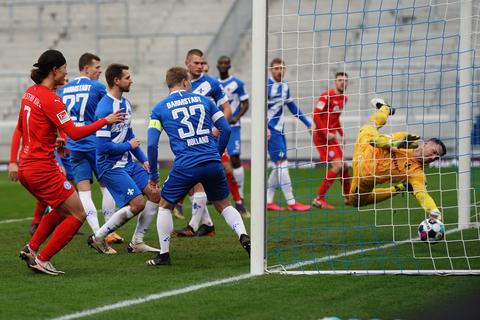 Zu spät erreichte Lilien-Keeper Marcel Schuhen gegen Kiel den Ball  – Immanuel Höhn hatte per Eigentor das 0:2 markiert. Foto: dpa 