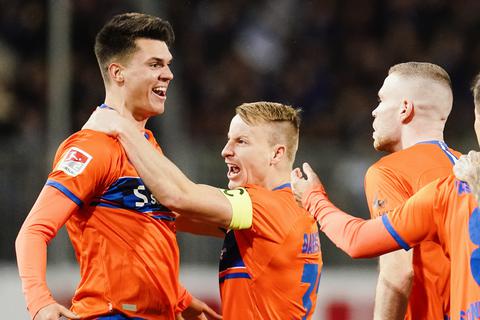 Darmstadts Mathias Honsak (links) steuert zum 4:0-Sieg in Sandhausen zwei Treffer bei -  Kapitän Fabian Holland (Mitte) gratuliert.