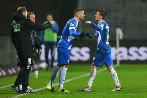 Der Kämpfer ist zurück: Victor Palsson wurde am Mittwoch beim 2:1-Sieg gegen Sandhausen für den zweifachen Torschützen Marvin Mehlem (rechts) eingewechselt und gab nach langer Verletzungspause sein Comeback bei den Lilien. Foto: Florian Ulrich