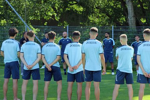 Ansprache: Stephan Lerch (hinten Mitte) stimmt die U17-Junioren der TSG Hoffenheim auf die neue Saison ein. Rechts sein Co-Trainer Aytac Sulu. Foto: TSG Hoffenheim