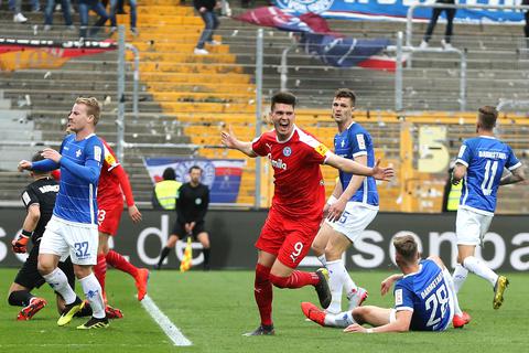 Kurz später selbst bei den Lilien: Mathias Honsak bejubelt am 9. März 2019 seinen Treffer zum 1:1 in der Partie beim SV Darmstadt 98. Die Darmstädter Fabian Holland, Mathias Wittek, Marcel Franke (am Boden)_und Tobias Kempe konnten es nicht verhindern. Am Ende gewannen die Lilien aber mit 3:2.             Archivfoto: Jan Hübner