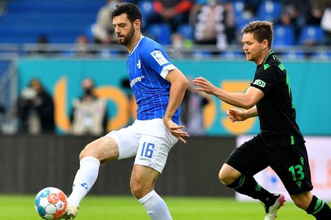 Auch gegen Hannover (rechts Dominik Kaiser) war Luca Pfeiffer entscheidend am Darmstädter Erfolg beteiligt. Der 25-Jährige traf zum 1:0 selbst und legte noch vor der Pause das 2:0 für Phillip Tietz auf.  Foto: Florian Ulrich