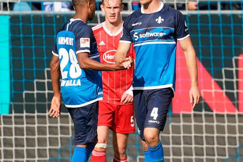 Hand drauf: Christoph Zimmermann (rechts) und Yassin Ben Balla feiern das 1:0 gegen Fortuna Düsseldorf auf recht besonnene Art. Foto: dpa 