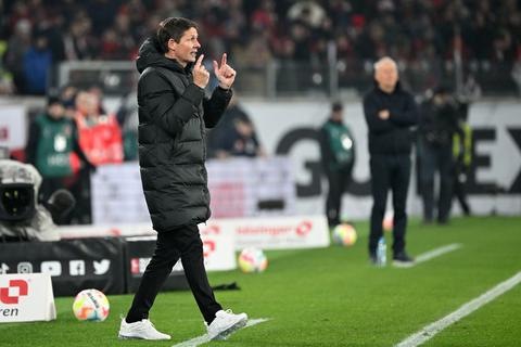 Eintracht-Trainer Oliver Glasner steht in Freiburg an der Seitenlinie. Im Hintergrund ist SC-Coach Christian Streich zu sehen.