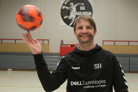 Stefan Hörhammer und die SG Saulheim, das passt. Seit bald drei Jahren ergänzen sich der Unternehmer und der Handball-Oberligist erfolgreich. Foto: pakalski-press/Axel Schmitz