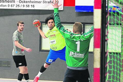 Kaum zu stoppen: Bingens Abdelaziz Helaoui (gelbes Trikot) kommt gegen den Wormser Keeper Sebastian Volk frei zum Abschluss. Foto: Edgar Daudistel