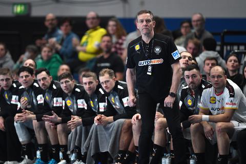 Gespannt blicken die deutschen Handball-Nationalspieler und Bundestrainer Alfred Gislason auf das erste WM-Gruppenspiel am Freitag um 18 Uhr gegen Katar. 