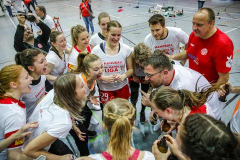 Der Tag, an dem sich Thomas Zeitz eines Eintrags in die Geschichtsbücher der 05-Handballerinnen sicher sein konnte: Die Dynamites feiern den Einzug in die Bundesliga.Archivfotos: Sascha Kopp, René Vigneron 