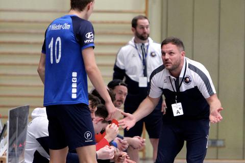 Für Tino Stumps (rechts) hält das Wochenende zum letzten Mal als Trainer des TV Nieder-Olm ein Derby bei der SG Saulheim bereit. (Archivfoto)