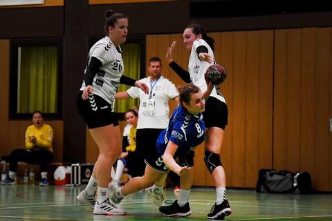 Julia Köppe (Mitte) und die Sportfreunde Budenheim kriegen ihr effektives Angriffsspiel nicht auf die Platte. Foto: hbz/Kristina Schäfer