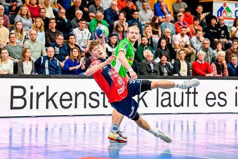 Zuletzt im Oktober 2021 in der 2. Bundesliga Gegner, treffen Niklas Theiß (vorne) und der TV Hüttenberg nun Ende August im DHB-Pokal auf den ThSV Eisenach. Foto: Jenniver Röczey 