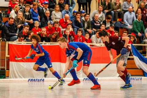 Der neue Deutsche Meister am Ball: Die Knaben A des Mannheimer HC (blaue Trikots), hier im Halbfinale gegen den Münchner SC, sicherten sich den Titel.Fotos: Dirk Waidner  Foto: 