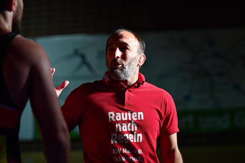 Derby-Sieger: Der ASV Mainz 88 um Trainer David Bichinashvili besiegt den SV Alemannia Nackenheim deutlich. Archivfoto: hbz/Kristina Schäfer