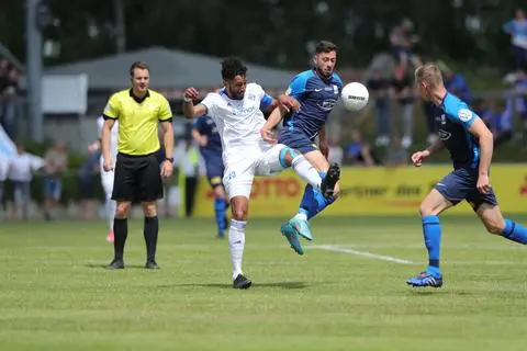 Der TSV Schott Mainz setzt sich Verbandspokalfinale gegen den FK Pirmasens durch – genauso wie hier Giorgio del Vecchio (Mitte) gegen Salif Cissé vom FKP. 